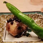 緒方 - ⑩炭火焼き鷹が峯唐辛子、炭火焼き大鰻(滋賀県琵琶湖産)、山椒ソース掛け
      鷹が峯唐辛子は瑞々しく甘さのあるのが特徴の京野菜
      焼いたり揚げたりするとより甘みと薫りが引き立ちます