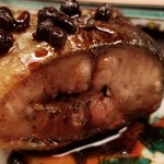 緒方 - ⑩炭火焼き鷹が峯唐辛子、炭火焼き大鰻(滋賀県琵琶湖産)、山椒ソース掛け
      大鰻の身から溢れ出す脂、濃厚でエネルギッシュ！
      琵琶湖産の大鰻はパサパサな事が多いのですが、さすが緒方さんの大鰻は凄い！