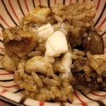 緒方 - ⑪黒鮑と肝&バターご飯
      生黒鮑でトリミングした周辺部位をたっぷりと投入したご飯。
      味付けは肝醤油とバターという鉄板な組み合わせ！
      ｢うまいでがんす！｣