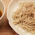 緒方 - ⑬冷やしカレー出汁蕎麦
      極細な十割蕎麦は柔らかくもコシもあり、喉越しも爽快。香りも良いですね♪
      出汁を使った冷製カレールーは、優しい旨みとピリリッとした辛みが癖になります。