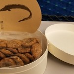 緒方 - ◯お土産のオリジナルお菓子
      鱧煎餅は濡れ煎餅の様な仕上がり。
      山椒がピリッと効いてお酒のお供にぴったりな一品です。