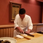 緒方 - 鱧を丁寧かつスピーディーに骨切り。
      あざやかです♪
      (人´∀`)♪