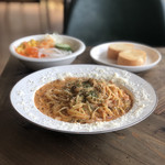 Pasta Ba - キムチとパンチェッタのクリームパスタ、サラダ、パン