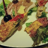 スペイン料理 La Cazuela 三ノ宮 ミント神戸店 - セットのつまみを取り分けました