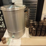 かすうどん18団 - お水は寸胴からセルフで