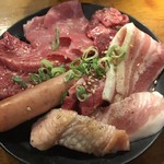 炭火焼肉じゅじゅ庵 - 最初に盛り合わせがきます！