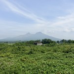 鮨おおね田 - ［2019/08］この列車は鹿部経由ではないので、駒ヶ岳の車窓が堪能できます。