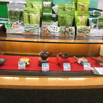 茶の君野園 - 店内では各種日本茶のほかお茶菓子や茶器も販売