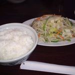 よしのや食堂 - 野菜炒めの定食も絶品。