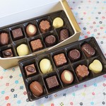 PRALINART  - 上下２段に、それぞれ10種類のチョコレートが並んでいます