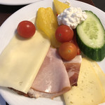 PASTELL - チーズ、ハムとサラダ