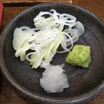 亀八庵 - ランチメニュー
            ランチ天せいろの薬味(長葱の小口切り・ワサビ・大根おろし)