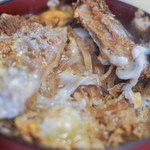 京屋 - "炸豬排蓋飯（かつどん）"、暗黑醬油（あんこくしやうゆ©ドクシマぱいせん）の洋蔥（たまねぎ）