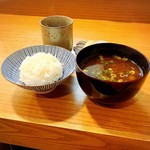 小魚料理 とみ助 - 味噌汁の中には新鮮な魚のアラがたっぷり入っています！！(o^^o)