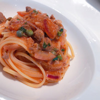 カンブーザ - リングイネピッコレ  マグロほほ肉、玉ねぎ、ケッパーのトマトソース、