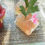 ビストロ セレニテ - 樹だけじゃなく　花もぶっ刺さってます。ハイ！