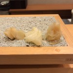 鮨 玉かがり 天ぷら 玉衣 - ガリ 3種類。