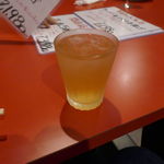 珍獣屋 - まずは、甘味と酸味が心地いい「レモン梅酒ソーダ割り」をごくり！