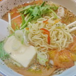 麺ぽーかろぅ - 細麺の縮れ麺ですね。あっさり系のスープに合うんだろうなー