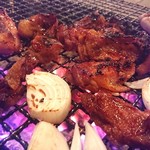 らくだ山 地鶏の店 - 炭火焼きの様子