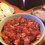 らくだ山 地鶏の店 - 焼く前の様子、地鶏はタレ浸けで登場。