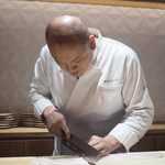 銀座 しのはら - 真剣にハモの骨切りをする篠原さん