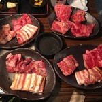 Yakiniku Kura - キャーーー！！！焼肉！！！
                        
                        ¥880〜¥1500のランチの肉もこーやって集めたら豪華！！！
                        
                        ランチメニューの殆どに豚がセットされてる。
                        
                        結果豚が多くなっちまう。ブー！！！
                        
                        
                        