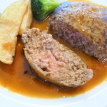 カフェ＆レストラン ベーシック - 肉汁がしみ出しています