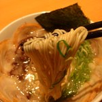 秀ちゃんラーメン 赤坂 - この細麺がたまりません。
