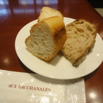 AUX BACCHANALES - まずパンが提供