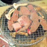 焼肉 はせ川 - 肉を焼いているところ