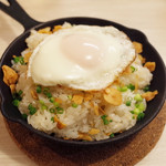 トンテキ食堂8 - 目玉ガーリックライス(700円)