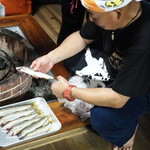 やまめ庵 - 鮎を解説する鮒田さん