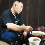 やまめ庵 - よそってくれる鮒田さん