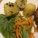 Müllerbeisl - ウィンナーシュニッツェルに添えられたポテトと野菜