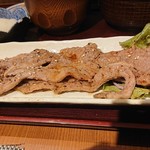 炭火焼専門食処 白銀屋 室町分店 - 牛カルビ定食のお肉はこんな感じ