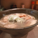 にぼしらーめん88 - 見た目はセメント色ですが〜
      香り高い、綺麗なラーメンです。