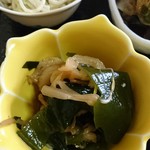 そめ忠 - ワカメや竹輪の和え物
