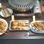 炎 - 他のやきとり・函館ガラビー・手製サラダを並べて酒盛りの準備