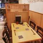 鶏と酒 晃 - テーブル席4名×２卓