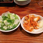 まけんきラーメン - ネギとキムチはご自由に♪