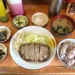 キッチンマム - 自家製ハンバーグ定食（税込840円）
            これに果物、アイスコーヒーが付いて、この値段！