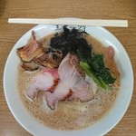 王者-23 - 二段仕込みの濃厚真鯛絞り白湯(燻製吊るし焼きチャーシュートッピング)