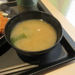 Matsunoya - 定食のお味噌汁はワカメのお味噌汁。
                        
                        味噌汁はご飯はカウンター横にあるコーナーでセルフですがお替りが出来ます。