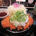 Matsunoya - ロースカツは熟成豚ロース肉の上にさっぱり大根おろしがのったこの店の人気の商品です。
      