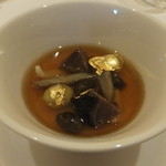 オーグードゥジュール メルヴェイユ 博多 - フォアグラのフラン　ゴボウ風味のコンソメとともに