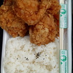 からチキ本舗 浜松店 - お弁当の大きさ