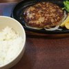 箸で食べるあつあつ鉄皿ハンバーグとカレーのお店