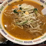 謝謝ラーメン - 味噌ラーメン。 麺少なくなったせいか，具がスープに沈みかけ。
