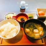 Resutoran Sujuu Masayuki - 白飯とお味噌汁、醤油豆乗せたとろろ、キャベツのお漬物、野沢菜、蕗味噌、生玉子
